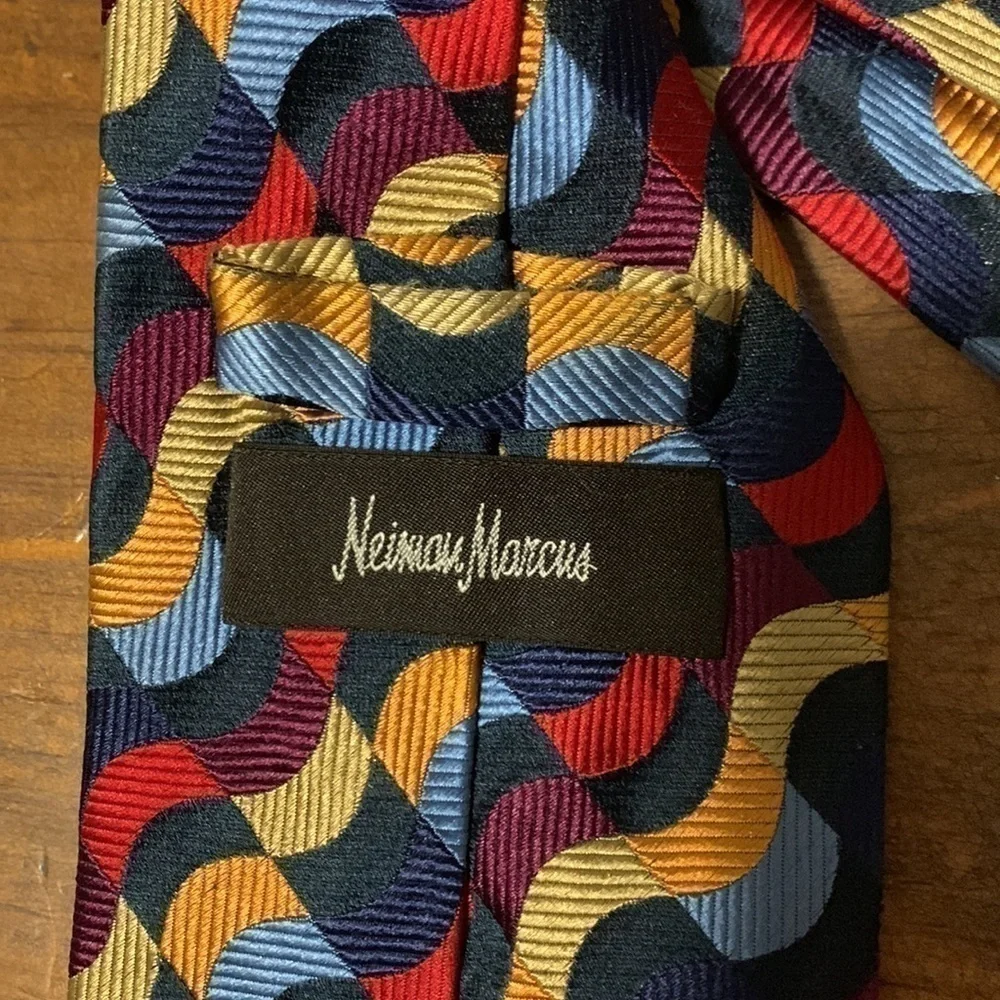 Vintage Neiman Marcus navy, red, gold and blue 100% seta silk necktie - Picture 3 of 10